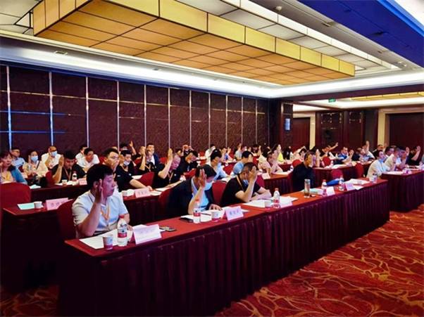 董建新当选连任湖北省校车运营行业协会会长 董建新当选连任湖北省校车运营行业协会会长